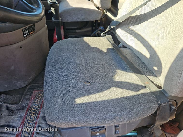 image for item EI3761 2011 Freightliner Cascadia  semi truck