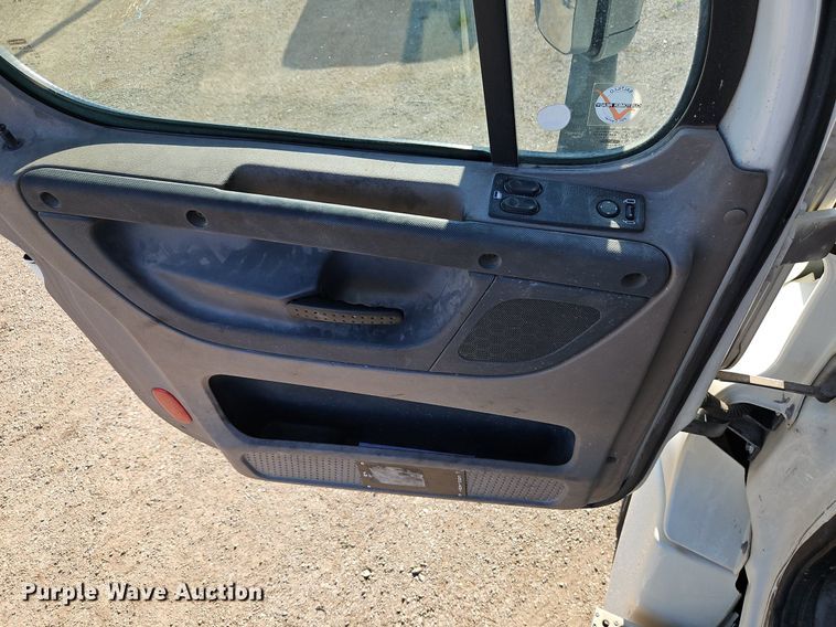 image for item EI3761 2011 Freightliner Cascadia  semi truck