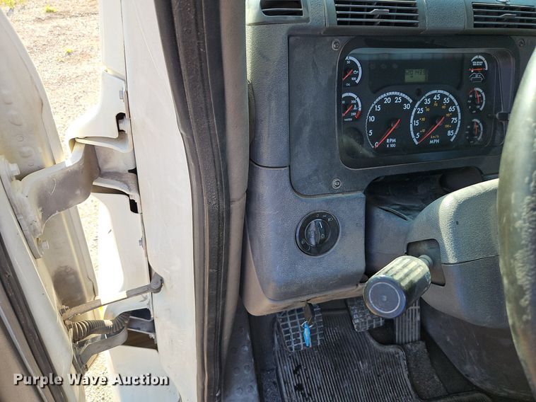 image for item EI3761 2011 Freightliner Cascadia  semi truck