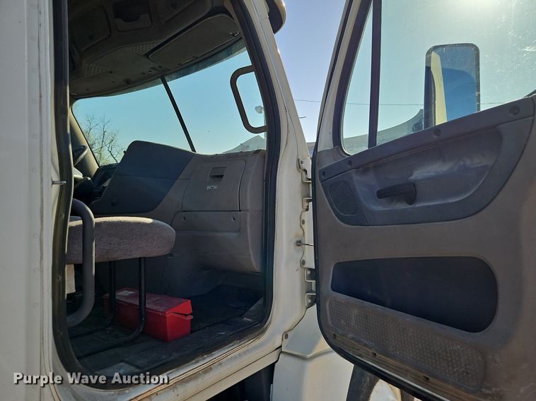 image for item EI3761 2011 Freightliner Cascadia  semi truck