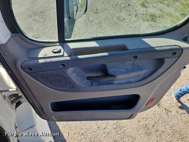 image for item EI3761 2011 Freightliner Cascadia  semi truck