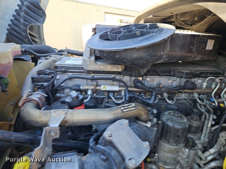 image for item EI3761 2011 Freightliner Cascadia  semi truck