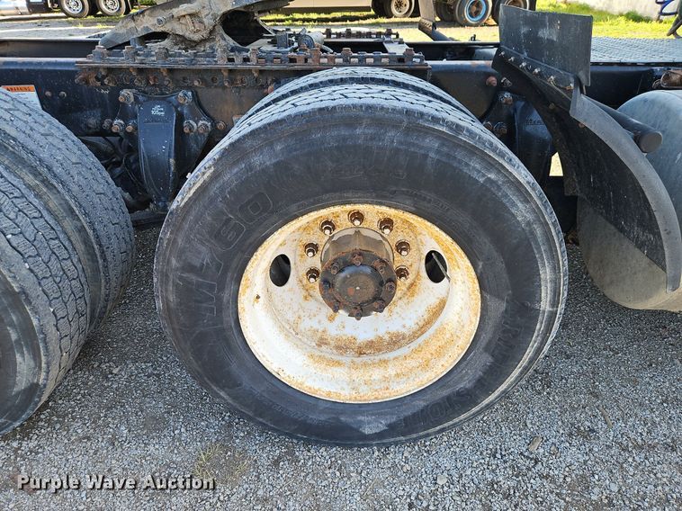 image for item EI3761 2011 Freightliner Cascadia  semi truck