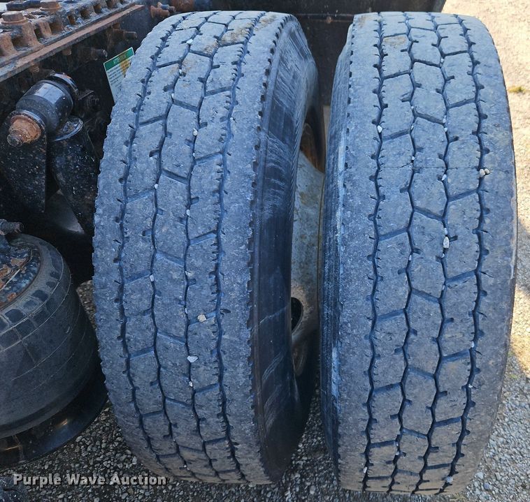 image for item EI3761 2011 Freightliner Cascadia  semi truck