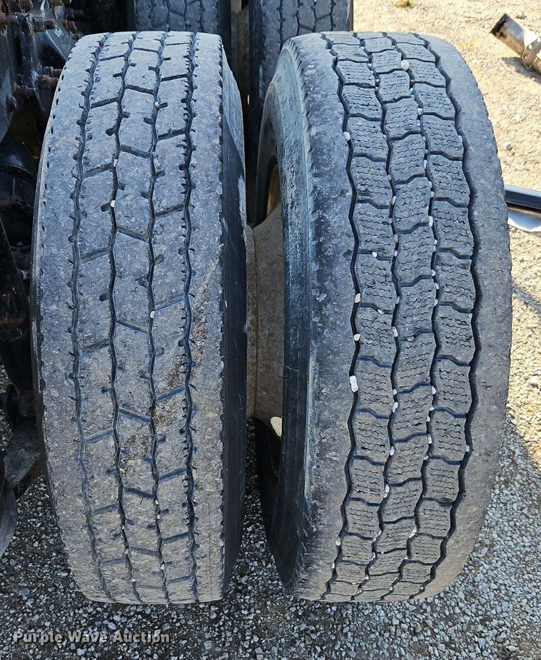 image for item EI3761 2011 Freightliner Cascadia  semi truck