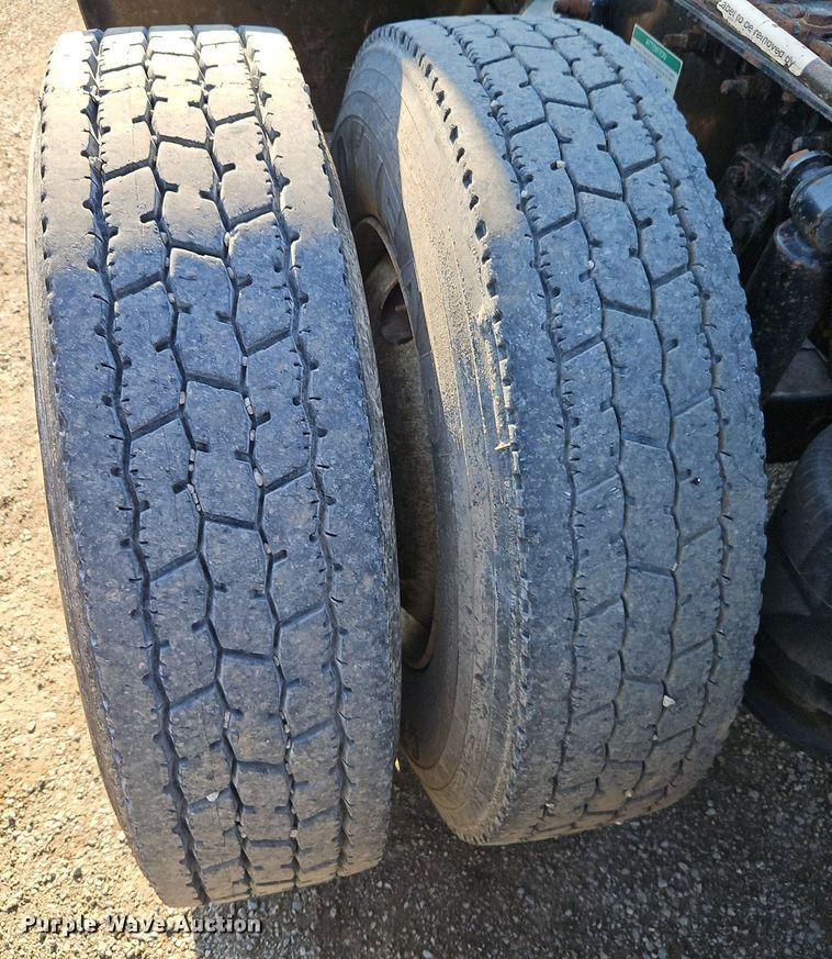 image for item EI3761 2011 Freightliner Cascadia  semi truck