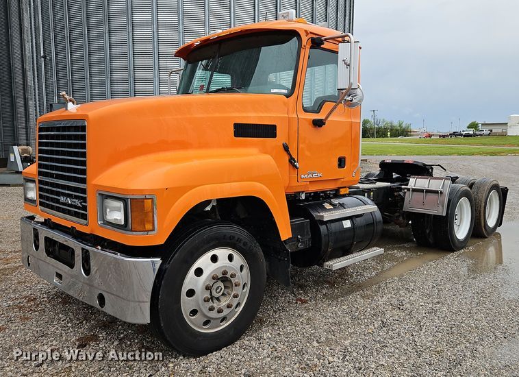 image for item EI3762 2010 Mack CHU613 semi truck