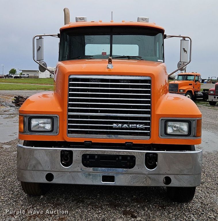 image for item EI3762 2010 Mack CHU613 semi truck