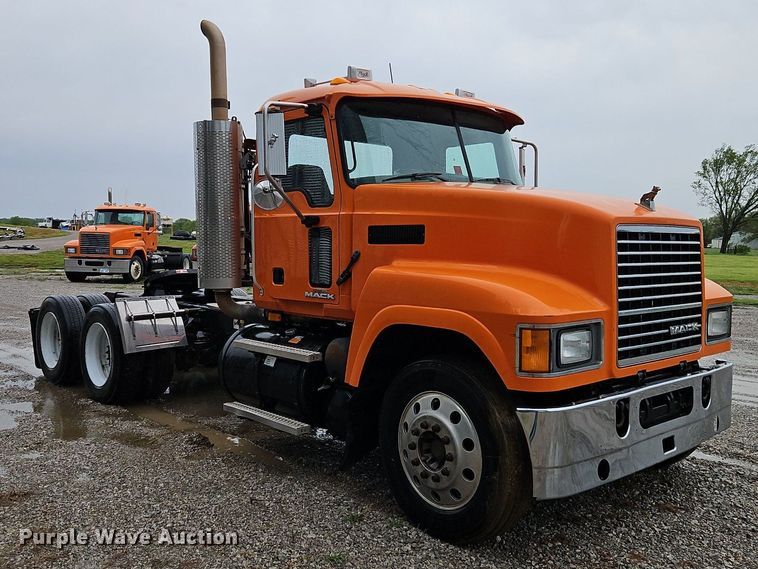 image for item EI3762 2010 Mack CHU613 semi truck