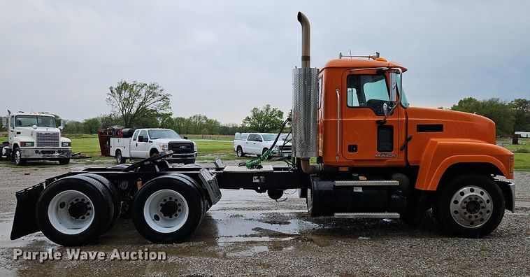 image for item EI3762 2010 Mack CHU613 semi truck