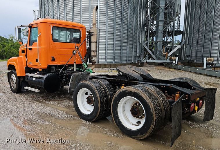 image for item EI3762 2010 Mack CHU613 semi truck