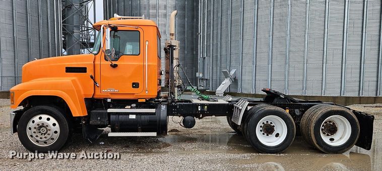 image for item EI3762 2010 Mack CHU613 semi truck