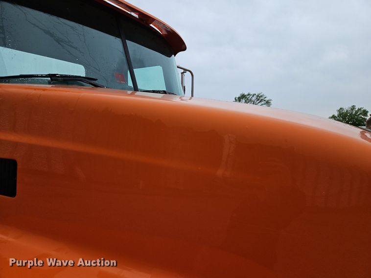 image for item EI3762 2010 Mack CHU613 semi truck