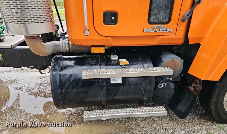 image for item EI3762 2010 Mack CHU613 semi truck