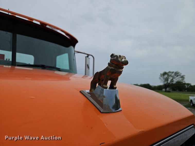 image for item EI3762 2010 Mack CHU613 semi truck