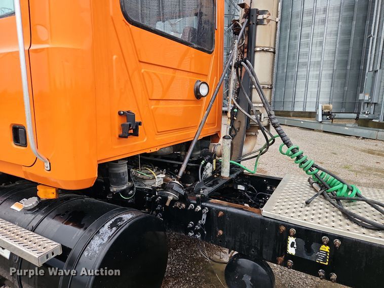 image for item EI3762 2010 Mack CHU613 semi truck