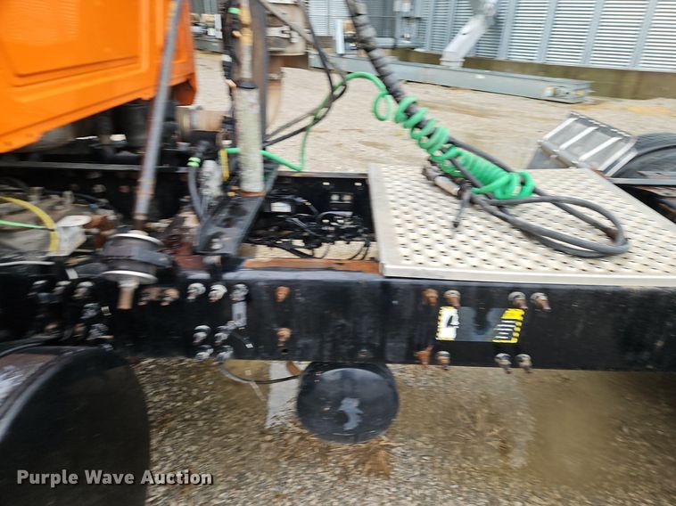 image for item EI3762 2010 Mack CHU613 semi truck