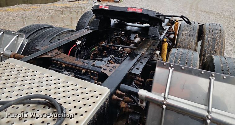 image for item EI3762 2010 Mack CHU613 semi truck