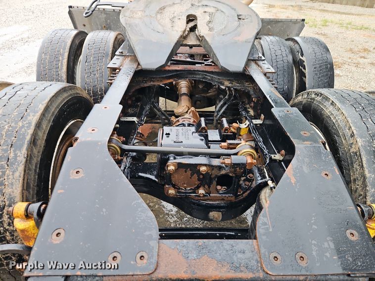 image for item EI3762 2010 Mack CHU613 semi truck