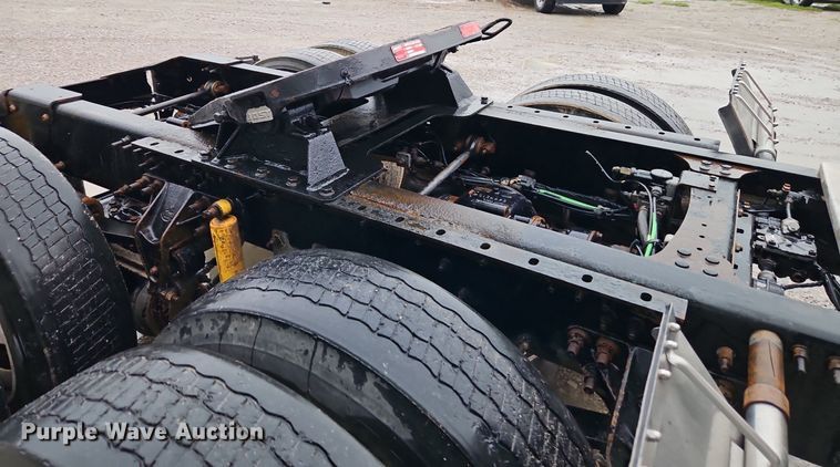 image for item EI3762 2010 Mack CHU613 semi truck