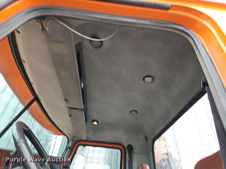 image for item EI3762 2010 Mack CHU613 semi truck