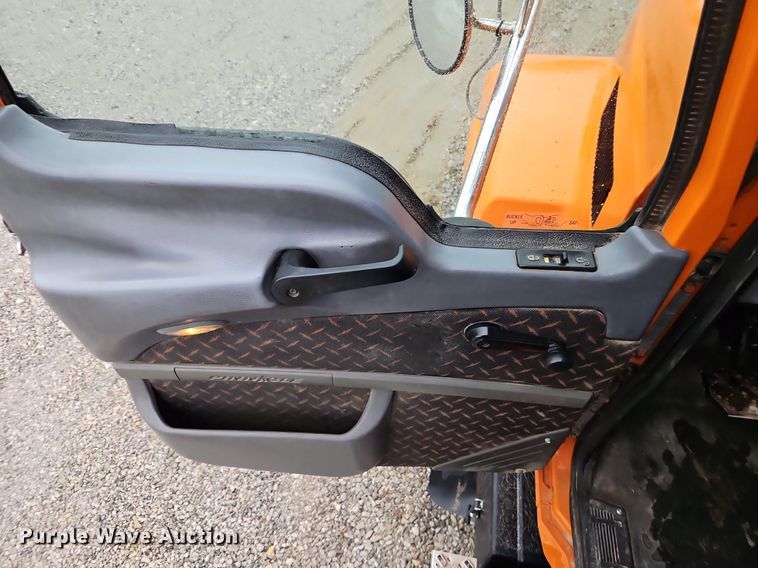 image for item EI3762 2010 Mack CHU613 semi truck