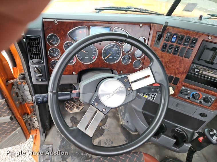 image for item EI3762 2010 Mack CHU613 semi truck