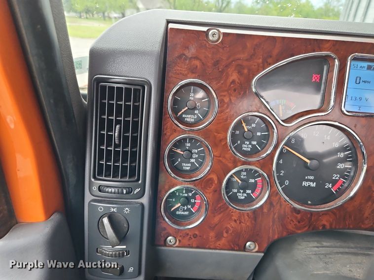 image for item EI3762 2010 Mack CHU613 semi truck