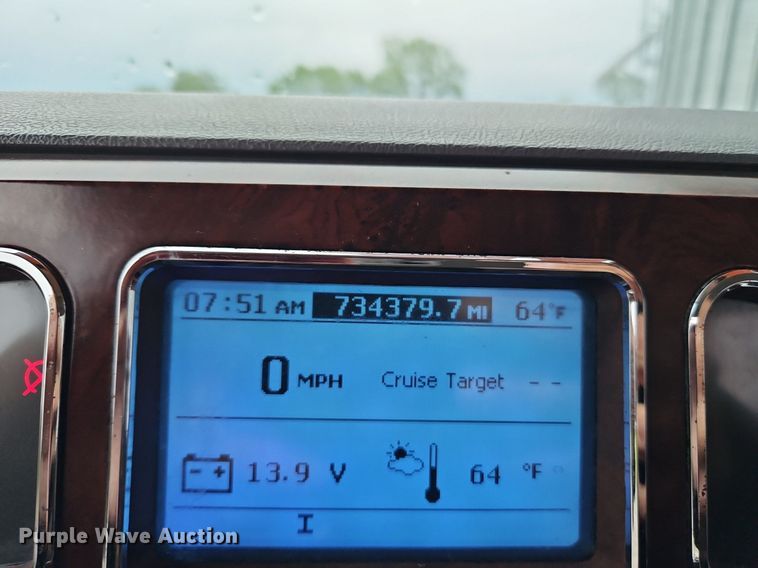 image for item EI3762 2010 Mack CHU613 semi truck