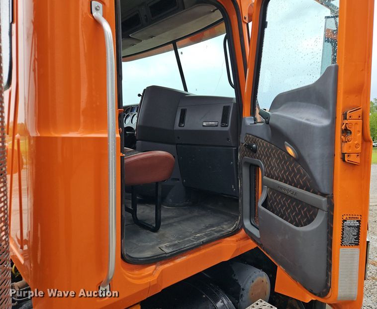 image for item EI3762 2010 Mack CHU613 semi truck