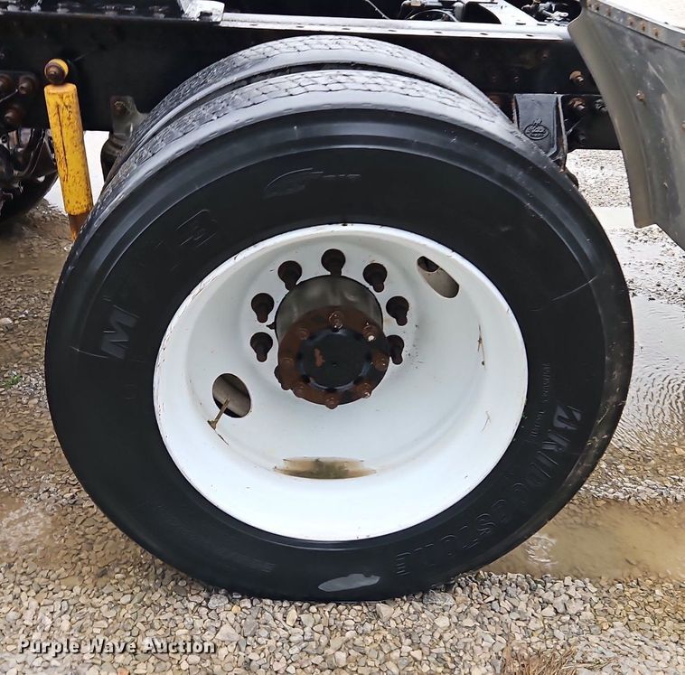 image for item EI3762 2010 Mack CHU613 semi truck