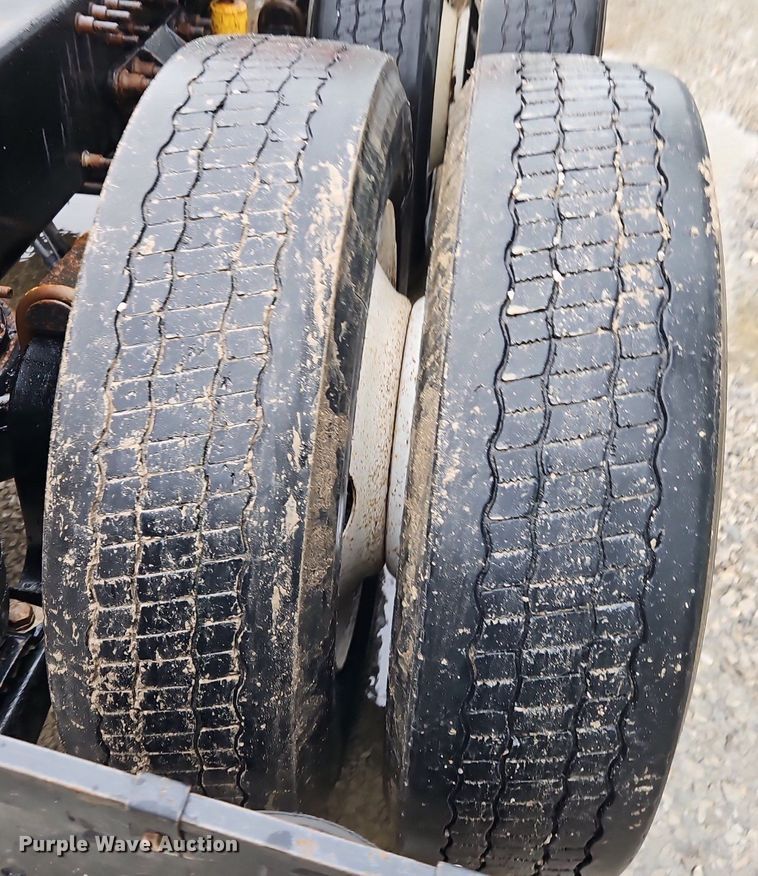 image for item EI3762 2010 Mack CHU613 semi truck