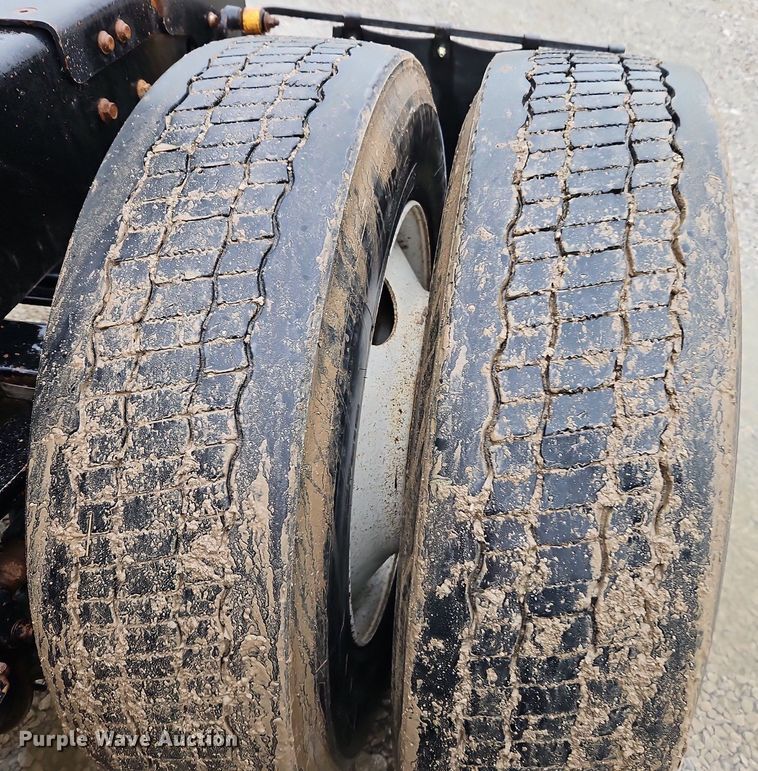 image for item EI3762 2010 Mack CHU613 semi truck