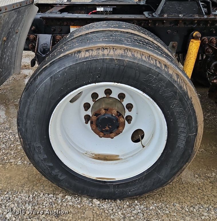 image for item EI3762 2010 Mack CHU613 semi truck