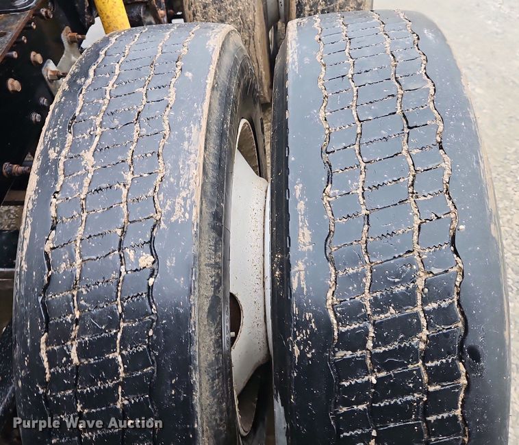 image for item EI3762 2010 Mack CHU613 semi truck