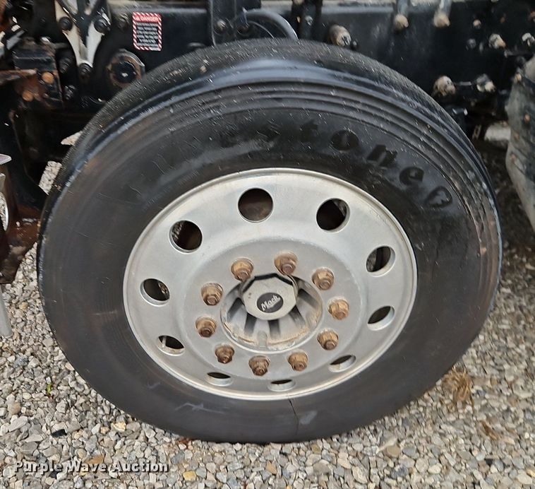 image for item EI3762 2010 Mack CHU613 semi truck