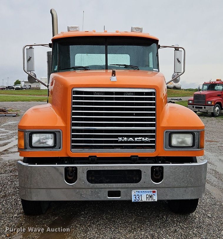 image for item EI3764 2010 Mack CHU613 semi truck