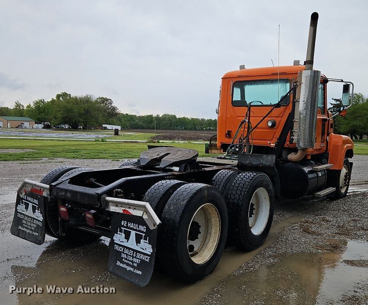 image for item EI3764 2010 Mack CHU613 semi truck
