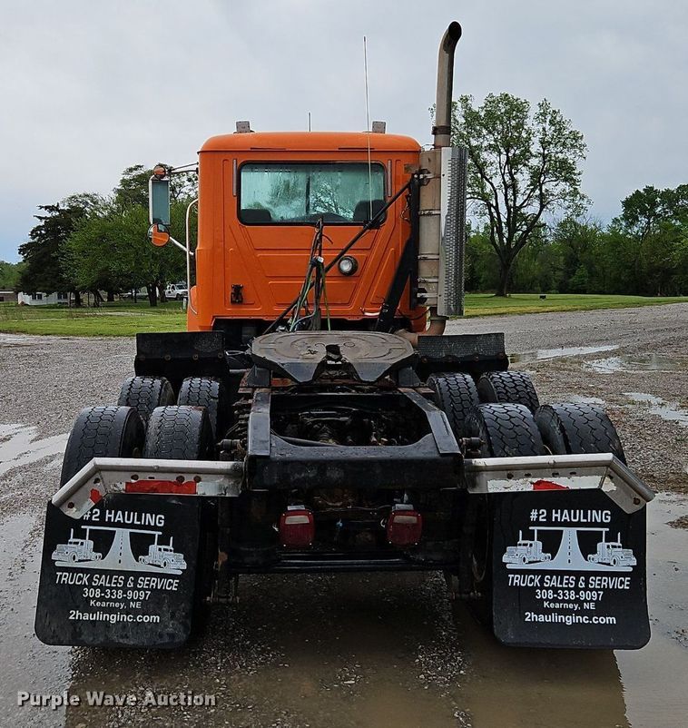 image for item EI3764 2010 Mack CHU613 semi truck