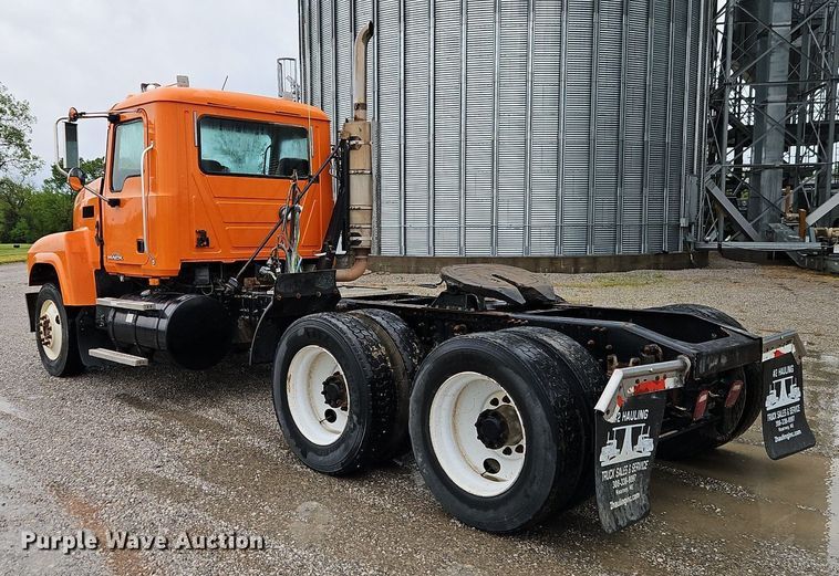 image for item EI3764 2010 Mack CHU613 semi truck