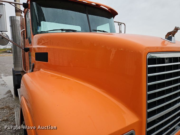 image for item EI3764 2010 Mack CHU613 semi truck