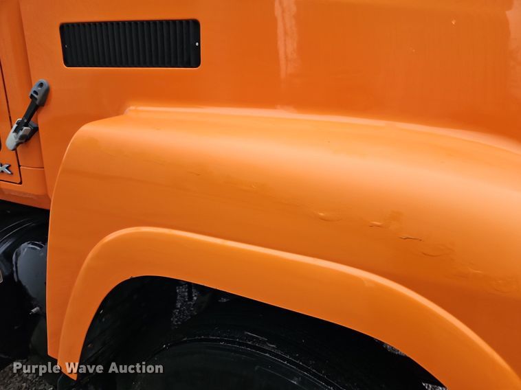 image for item EI3764 2010 Mack CHU613 semi truck