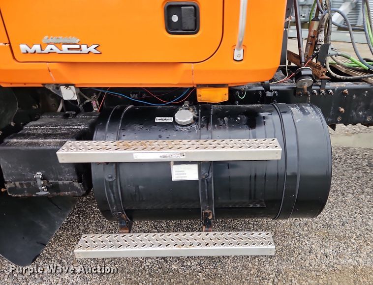 image for item EI3764 2010 Mack CHU613 semi truck