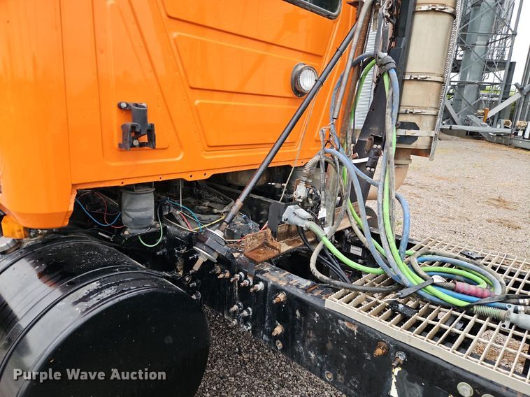 image for item EI3764 2010 Mack CHU613 semi truck