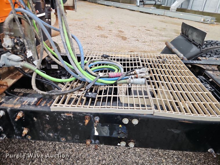 image for item EI3764 2010 Mack CHU613 semi truck