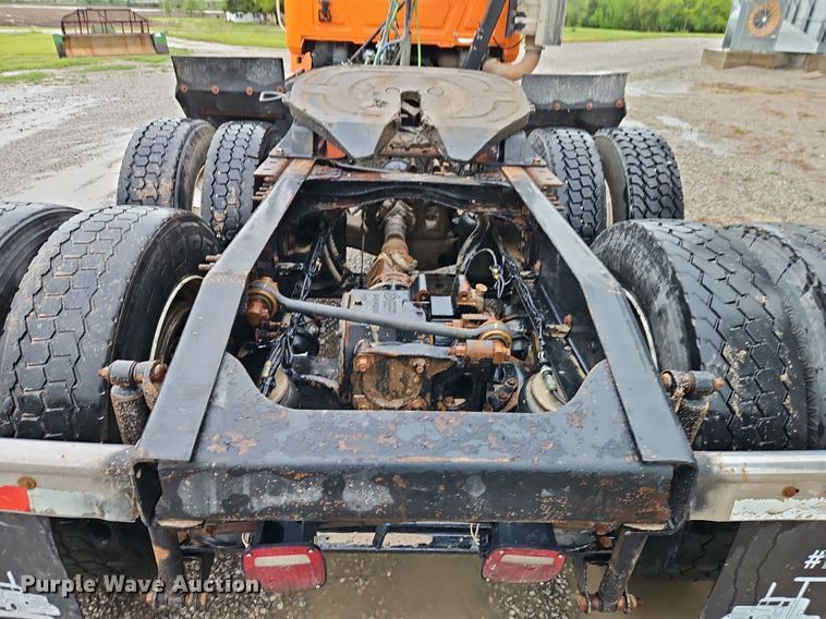 image for item EI3764 2010 Mack CHU613 semi truck