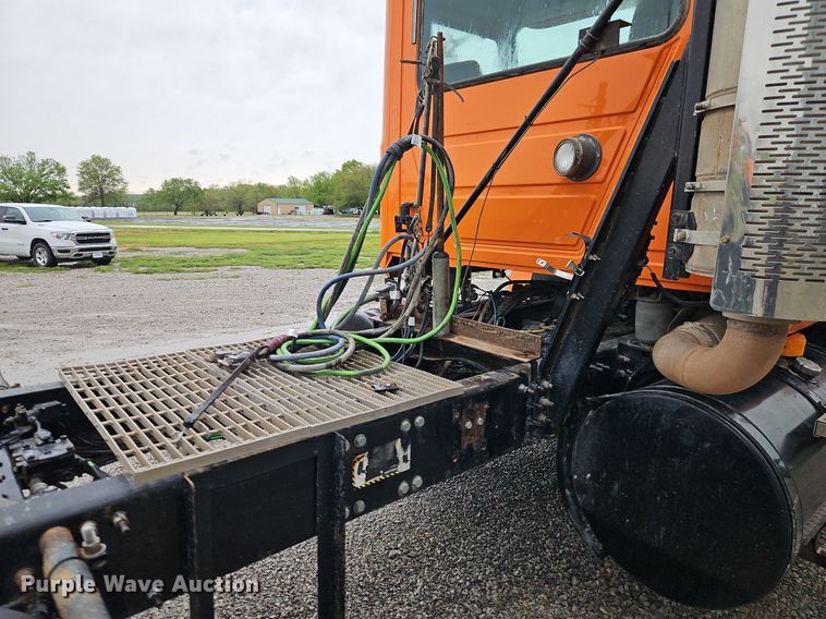 image for item EI3764 2010 Mack CHU613 semi truck