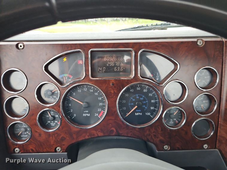 image for item EI3764 2010 Mack CHU613 semi truck