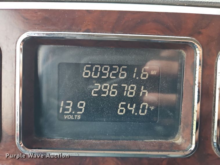 image for item EI3764 2010 Mack CHU613 semi truck