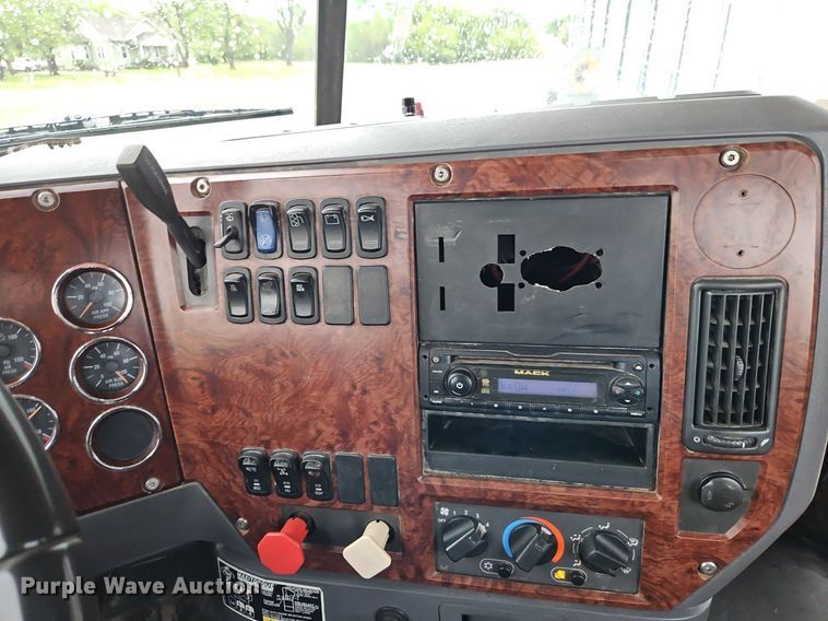 image for item EI3764 2010 Mack CHU613 semi truck